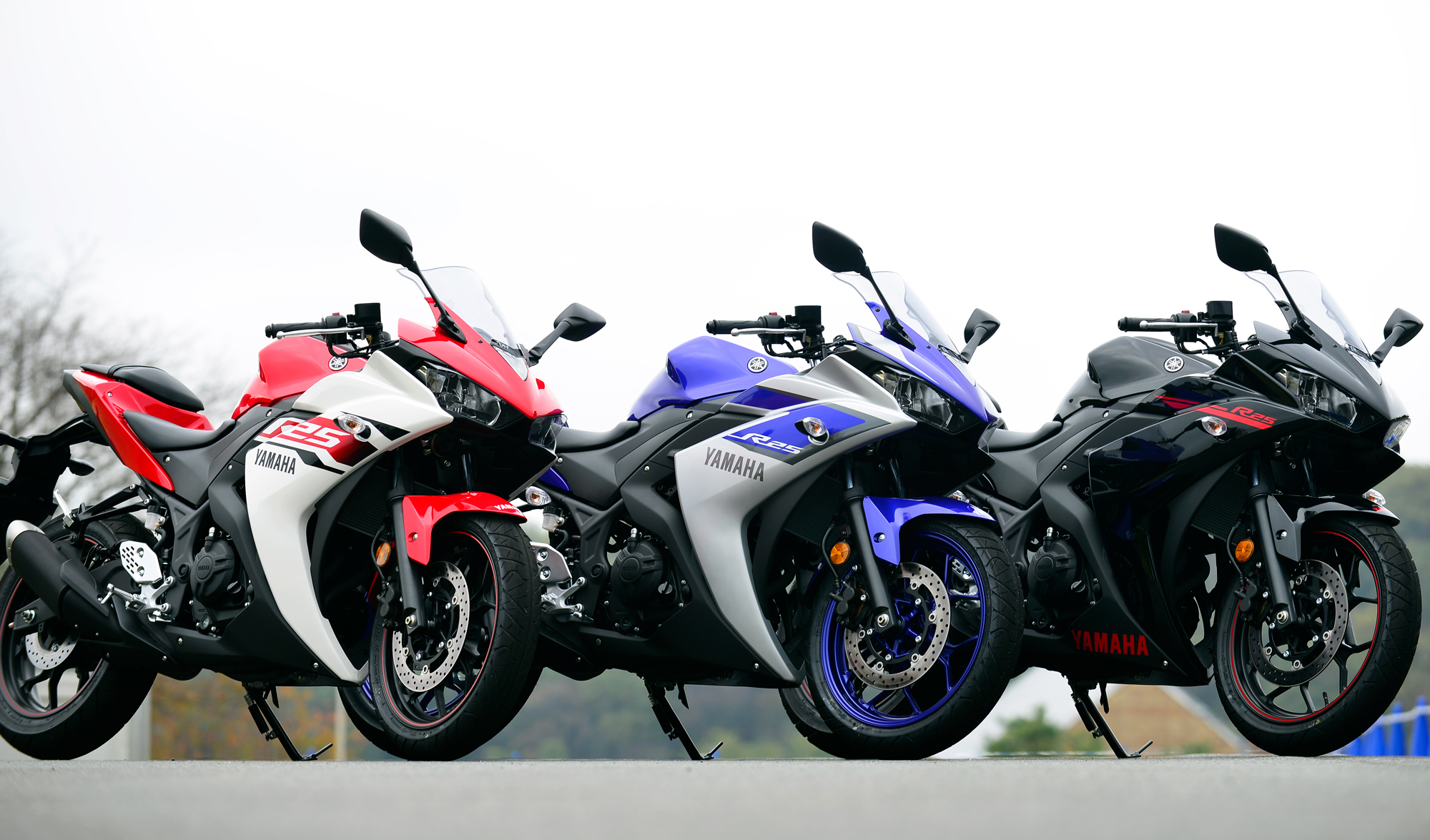 1 r 25. Yamaha r1 2022. Yamaha YZF r1 2022. Yamaha r1 2022 Black. Yamaha r25 satilir.