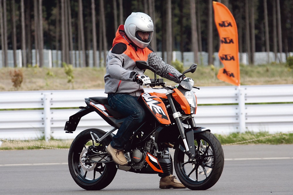 KTM 125DUKE - バイク足つき アーカイブ - タンデムスタイル