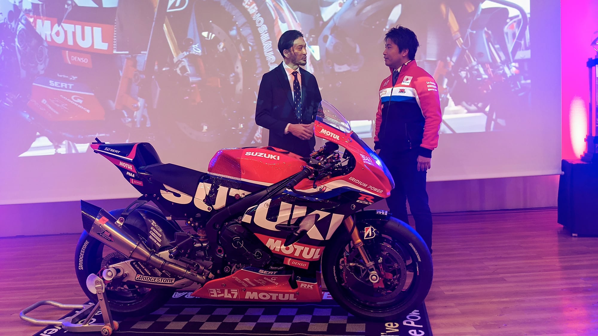 長瀬智也さんも登壇したヨシムラのFIM世界耐久ロードレース選手権(EWC)2021シリーズチャンピオン獲得祝勝会 - バイクニュース -  タンデムスタイル