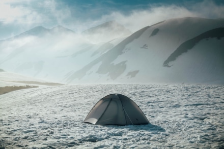 コンパクトで超軽量テントなのに山の上のキャプでも安心の耐風性・居住性・携行性にすぐれた“ヤール”に注目
