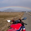 虹とバイク