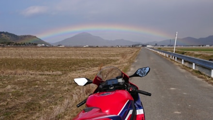 虹とバイク