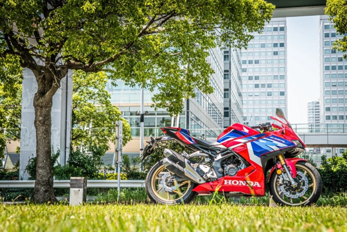 夏はバイクにとっても過酷⁉︎ 猛暑の時期だからこそ気をつけたい愛車の健康管理って？【バイクライフ・ステップアップ講座／エンジンオイル交換 編】