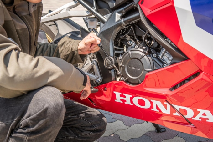 夏はバイクにとっても過酷⁉︎ 猛暑の時期だからこそ気をつけたい愛車の健康管理って？【バイクライフ・ステップアップ講座／エンジンオイル交換 編】