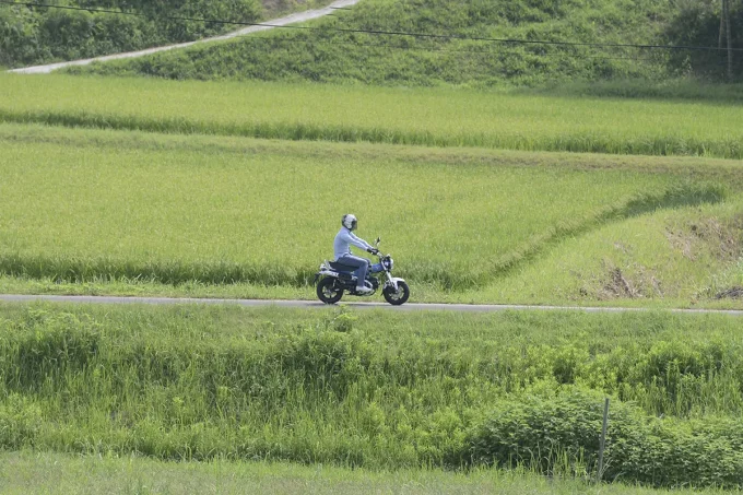 ダックス125でボディサーフィンを楽しむ。バイクがあれば遊びはもっと楽しくなる。