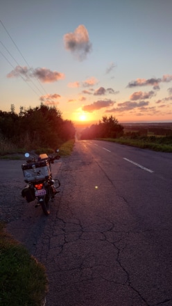 天に続く道の夕日（北海道斜里町）